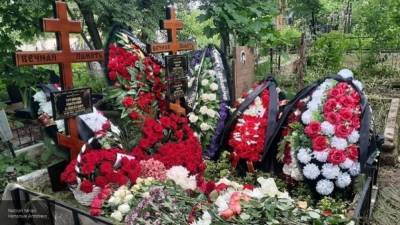 Поклонники сатирика Трушкина "утопили" в цветах его могилу в Москве