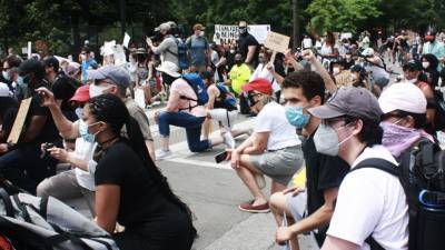 В США протестующие снесли бюст рабовладельца - russian.rt.com - США - Атлант