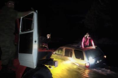 В Бурятии пожарные вытащили легковушку с водителем из горной реки