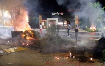В Атланте протестующие подожгли ресторан