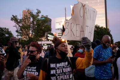 Убийство чернокожего в Атланте спровоцировало новые беспорядки и отставку начальника полиции
