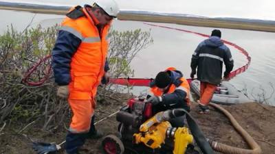 25000 кубометров экологической угрозы: Норильск собирает водонефтяную смесь