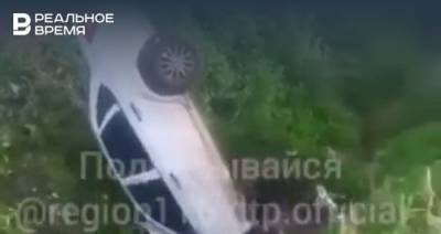 В Татарстане автомобиль вылетел с трассы в глубокий овраг — видео