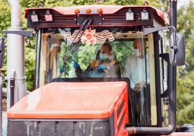 В Кузбассе на современных тракторах будут работать девушки