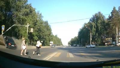 В Воронеже водитель сбил семью с ребенком и сбежал в лес. Видео