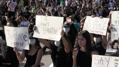 Протестующие в США снесли и сбросили в Миссисипи бюст рабовладельца Макондо