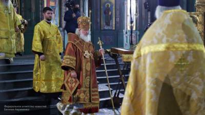 Патриарх Кирилл приступил к освящению храма Вооруженных сил России