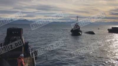 Видео с места крушения катера на Камчатке, экипаж пропал без вести