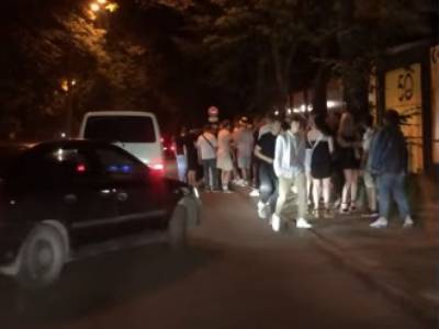 «Карантин в действии»: в Киеве увидели очередь у ночного клуба