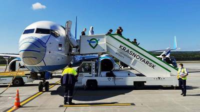 Самолет в медицинской маске приземлился в Красноярске