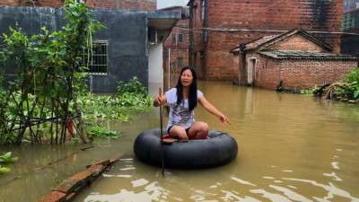 Сотни тысяч людей лишились крова из-за наводнения в Китае.