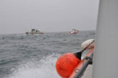 На Камчатке приостановлены поиски экипажа перевернувшегося катера