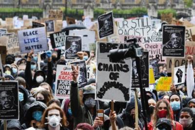 Столкновения с полицией: в Лондоне задержали около ста человек на акции против расизма