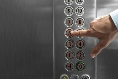 Не пользуйтесь лифтами, не трогайте двери: новые указания для защиты от коронавируса