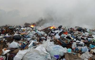 В Киевской области с ночи тушат пожар на свалке мусора