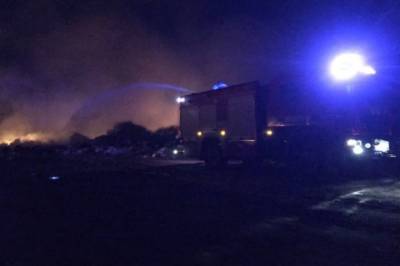 В Киевской области пожарные с ночи тушили пожар на свалке