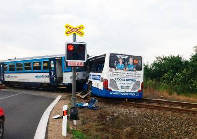 В Чехии пассажирский поезд столкнулся с автобусом
