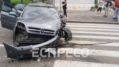 В Киеве на проспекте Науки произошло лобовое столкновение двух авто