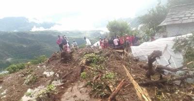 Не менее восьми человек стали жертвами оползней в Непале