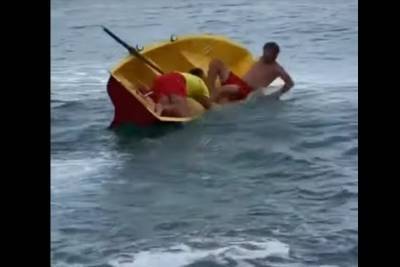 В Сочи горе-спасатели гонялись с веслом за пловцом