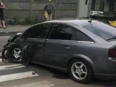 В Киеве столкнулись Mazda и Opel: пострадал ребенок