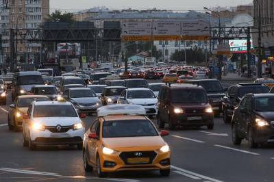 Количество машин на дорогах Москвы за неделю выросло на 270 тысяч