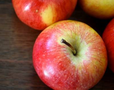 Медики: Употребление одного яблока в день снижает риск заражения коронавирусом