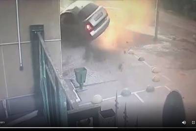 В Пскове пьяный 23-летний водитель врезался в стену здания