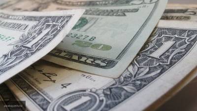 Экономист рассказал, когда россиянам следует избавляться от долларов