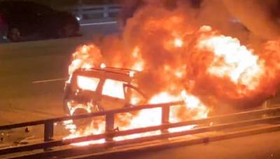 Водитель сгорел в машине после аварии на МКАД в Москве. Видео