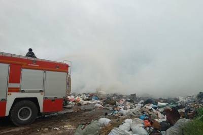 Под Киевом спасатели всю ночь ликвидировали пожар на мусорном полигоне: фото