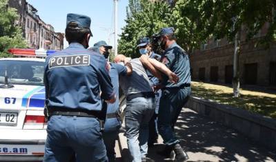 В Ереване полиция начала разгонять митинг оппозиции