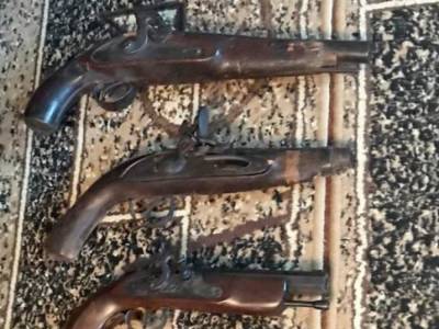Сотрудник СБУ изъяли у жителя Одесской облассти внушительную коллекцию старинного оружия