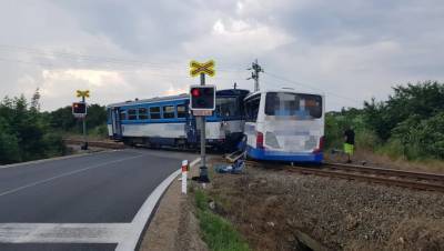 В Чехии поезд протаранил автобус: много раненых