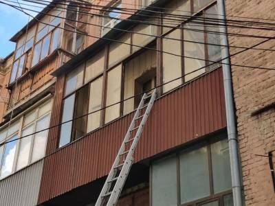 В Киеве во время пожара мужчина сопротивлялся спасению, а затем выпрыгнул с балкона