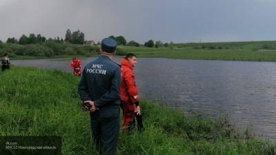 Большое масляное пятно образовалось на реке в Московской области