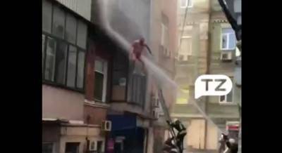 В Киеве мужчина во время пожара выпрыгнул с балкона: в квартире нашли женский труп (видео 18+)