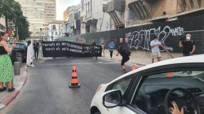 Видео: левые активисты внезапно перекрыли дорогу в Тель-Авиве