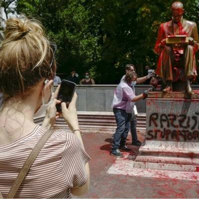 В Милане неизвестные облили красной краской памятник журналисту Индро Монтанелли
