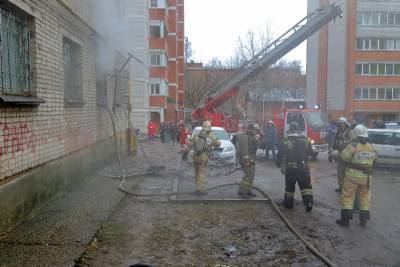В Смоленске тушили пожар в многоквартирном доме