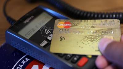 Выпуск и обслуживание банковских карт в России могут стать платными