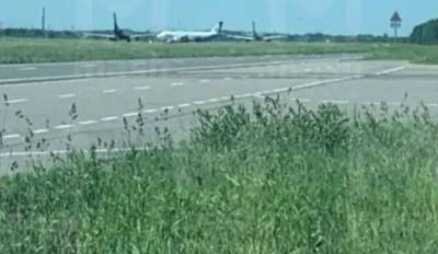 В российском аэропорту столкнулись два пассажирских самолета