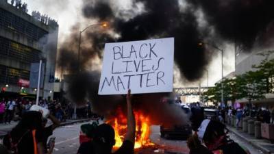 В США поднялась новая волна протестов после убийства полицейским второго афроамериканца