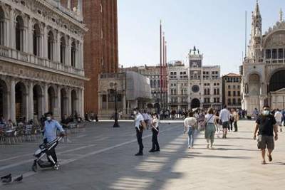Жители Венеции вышли на протест против туристов