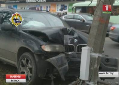 В Минске автомобиль съехал с дороги и врезался в фонарный столб