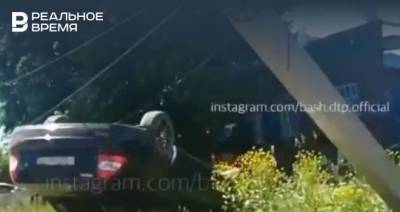 В Башкирии автомобиль протаранил столб, наклонил его и опрокинулся сам — видео