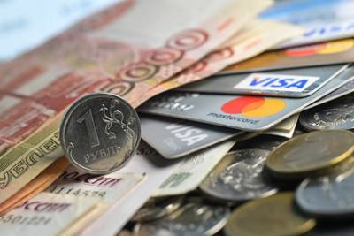 Банки захотели взимать плату с россиян за выпуск новых карт