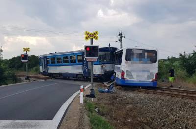 В Чехии десять человек пострадали при столкновении автобуса с поездом