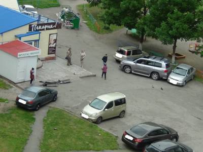 В Кемерове во дворе многоэтажки женщина за рулём Lexus протаранила четыре машины