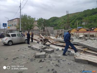 В Невельске рухнула часть недостроенного здания на улице Ленина